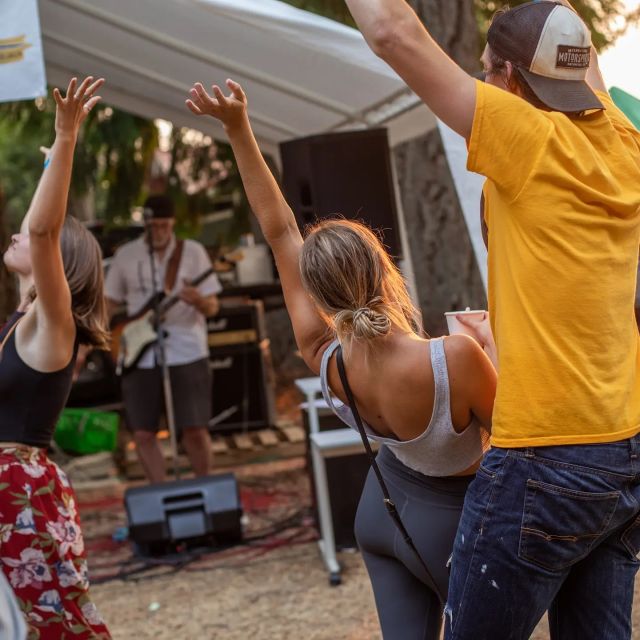 Imagine a place where you gather with the most wonderful people to #dance and #celebrate, #singing #blowathighdough at the top of your lungs...A @thetragicallyhip encore blows the doors off @coopersgreenpark at our Aug 1 #SeaSideShuffle.📷: @cbrphotography@brickerscider @bruinwooddistillery
@the101gibsons @tapworksbrewing
@sundaycider @batch44brewery @bayviewhills @tracyuchida @blu_realty#halfmoonbay #community #sunshinecoast #sunshinecoastbc #halfmoonbaybc #livemusic #events #familyfriendly #craftbeer #localbusiness #craftgin #craftcider